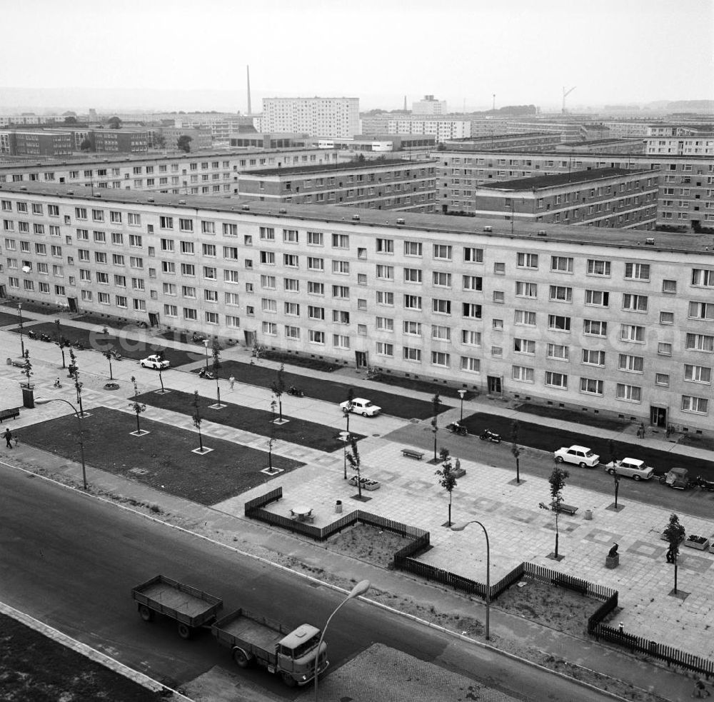 Schwedt: Blick auf die Lindenallee mit neu errichteten Plattenbauten. Ein LKW vom Typ W5