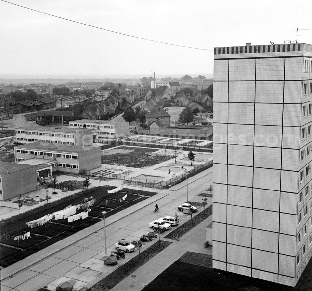GDR image archive: Schwedt - Blick vom neu errichteten Plattenbau auf Kindertagesstätten an der Lindenallee und Einfamilienhäuser Franz-Lefevre-Strasse.