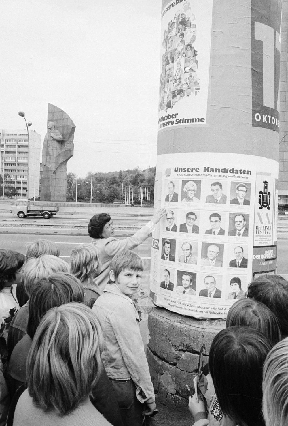 GDR picture archive: Berlin - A school class before an advertising pillar with election posters for the choice of the 7th People's Parliament of the GDR in Berlin, the former capital of the GDR, German democratic republic