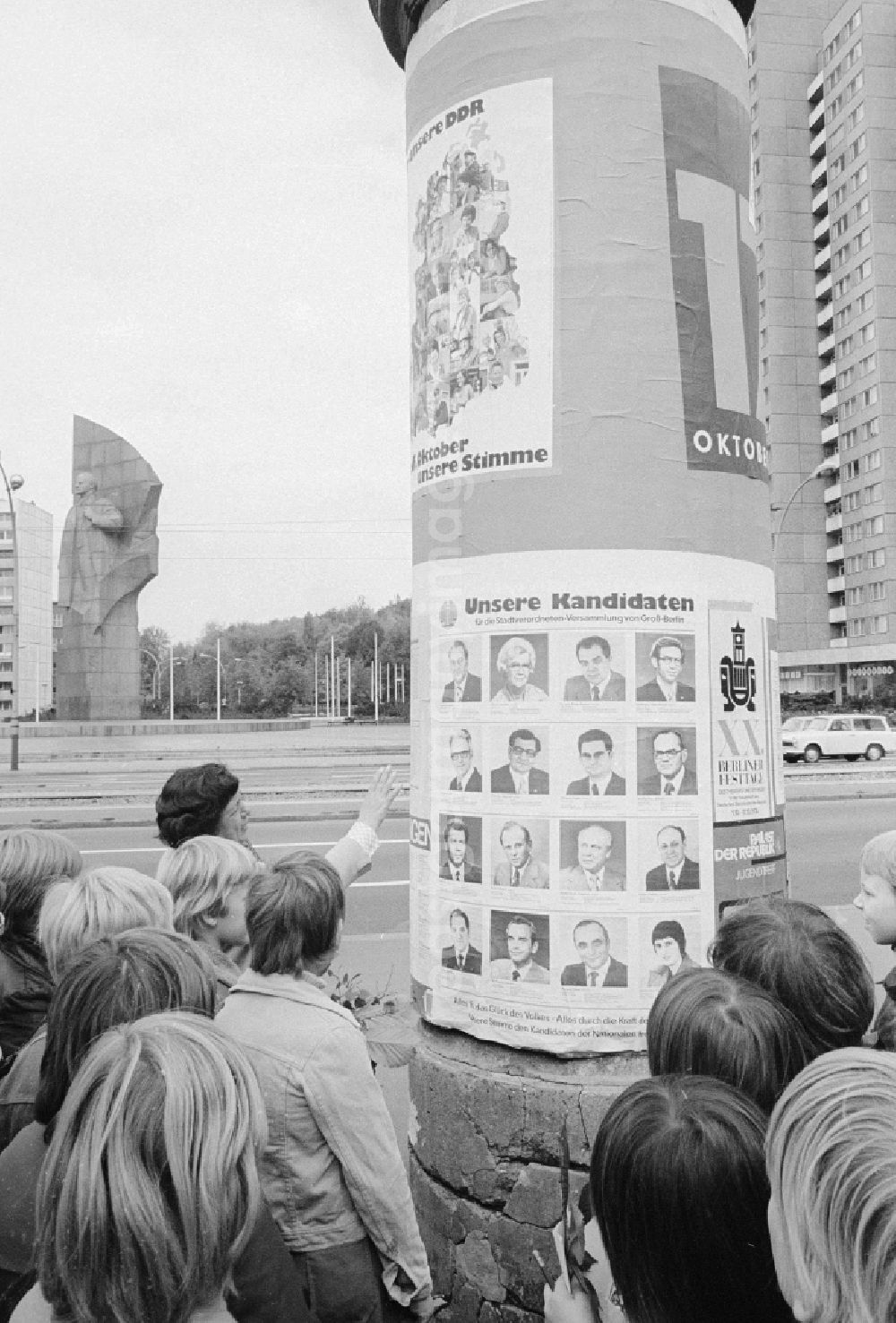 Berlin: A school class before an advertising pillar with election posters for the choice of the 7th People's Parliament of the GDR in Berlin, the former capital of the GDR, German democratic republic