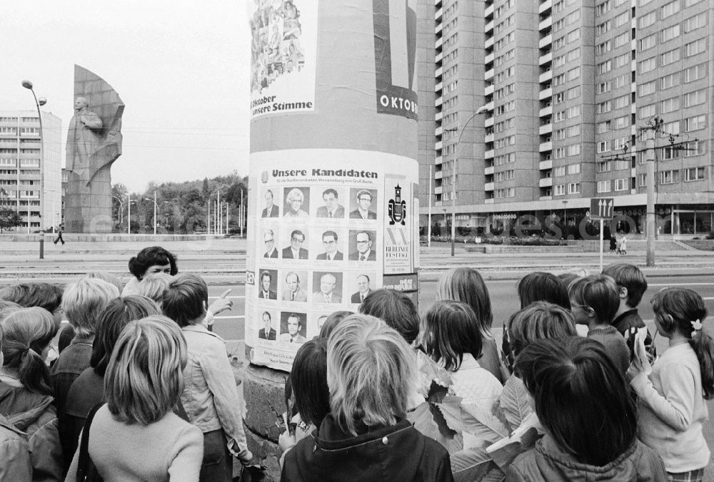GDR image archive: Berlin - A school class before an advertising pillar with election posters for the choice of the 7th People's Parliament of the GDR in Berlin, the former capital of the GDR, German democratic republic