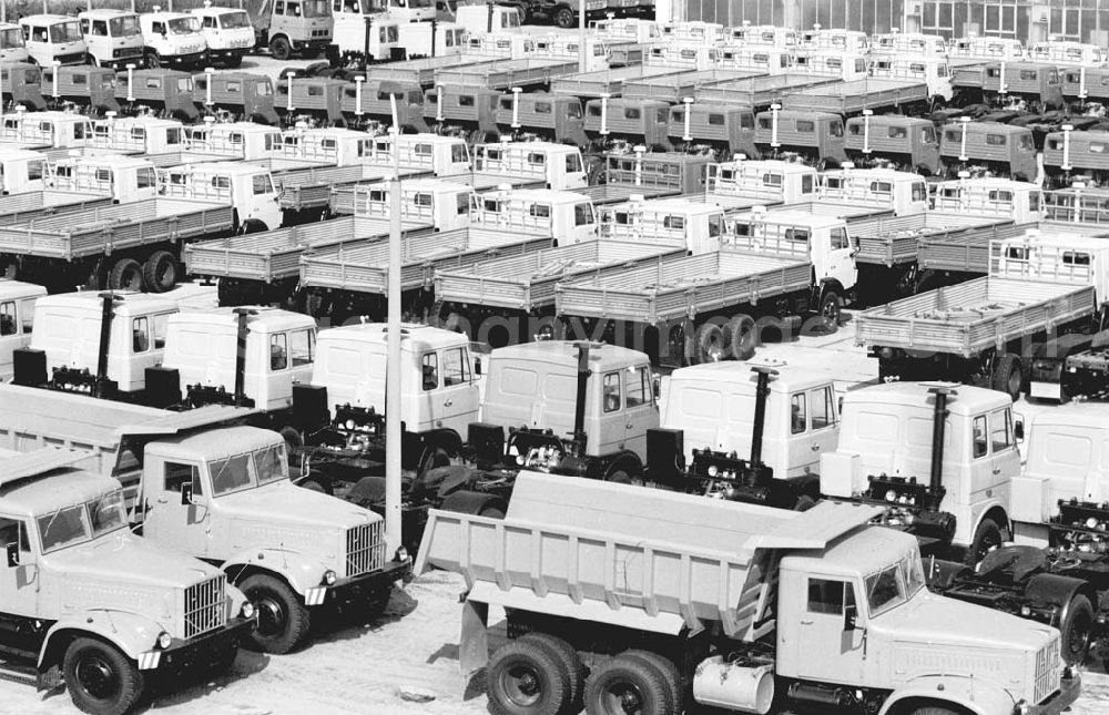 GDR image archive: Zepernschleuse - Auslieferungslager für sowjetische LKW stehen auf Halde.