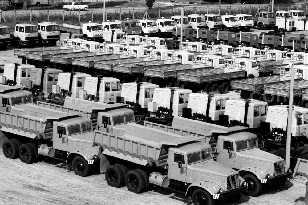 Zepernschleuse: Auslieferungslager für sowjetische LKW stehen auf Halde.