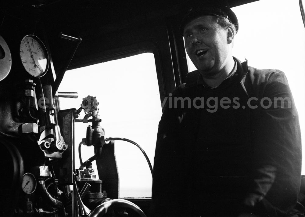 GDR picture archive: Halberstadt - Shot of the engine driver Heinz Herre in the driver's cab of a class 41 1116 steam locomotive in Halberstadt in the state of Saxony-Anhalt in the area of the former GDR, German Democratic Republic