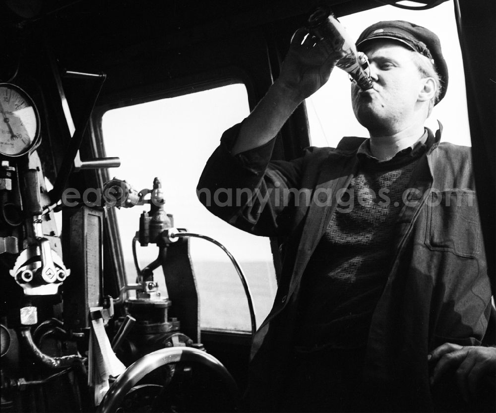 Halberstadt: Shot of the engine driver Heinz Herre in the driver's cab of a class 41 1116 steam locomotive in Halberstadt in the state of Saxony-Anhalt in the area of the former GDR, German Democratic Republic