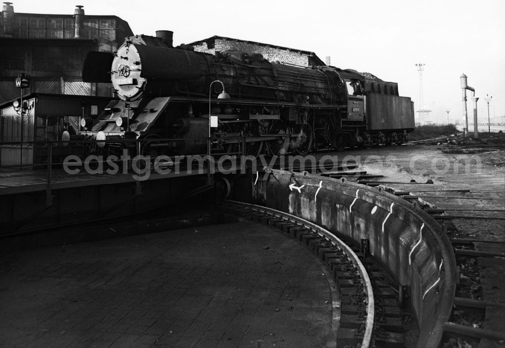 GDR picture archive: Halberstadt - Locomotive of the series 41 1117-5 on the turntable of the locomotive shed in Halberstadt in the state Saxony-Anhalt on the territory of the former GDR, German Democratic Republic