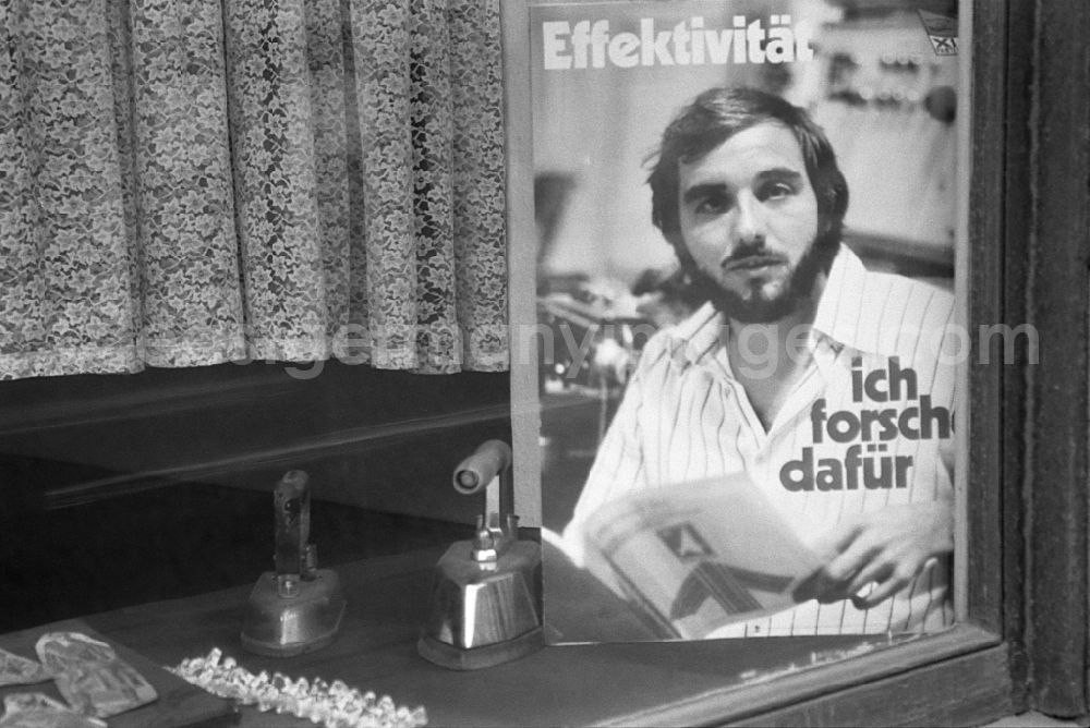 GDR picture archive: Berlin - Ideologically oriented slogan and lettering and posters in a shop window in Berlin Eastberlin on the territory of the former GDR, German Democratic Republic