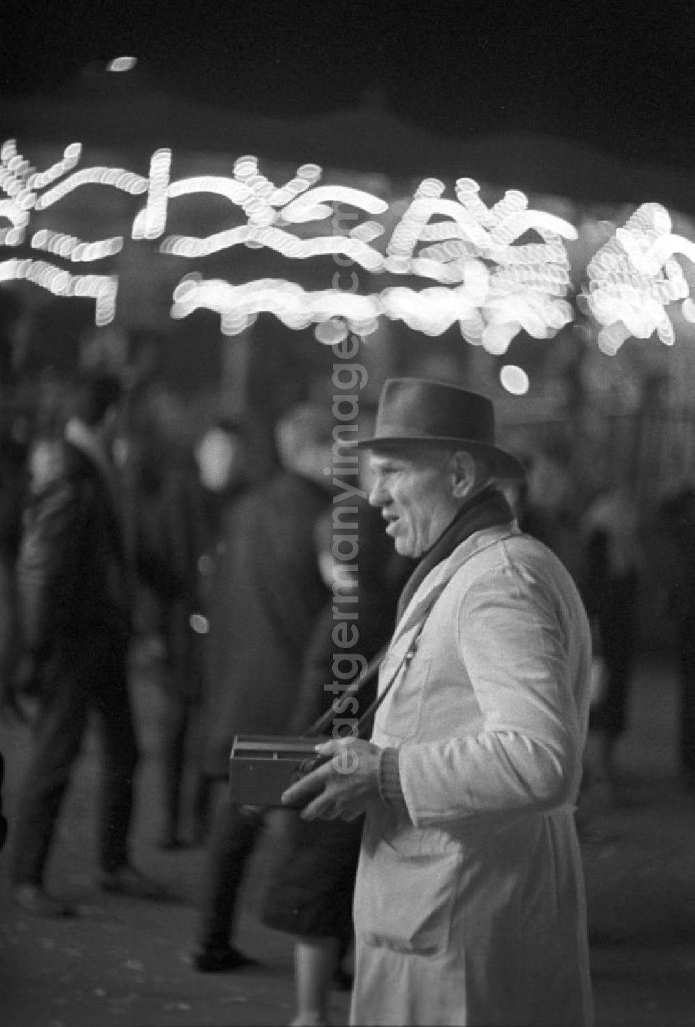 GDR picture archive: Leipzig - Ein Losverkäufer verkauft mit seinem Bauchladen Lose auf dem Leipziger Weihnachtsmarkt.