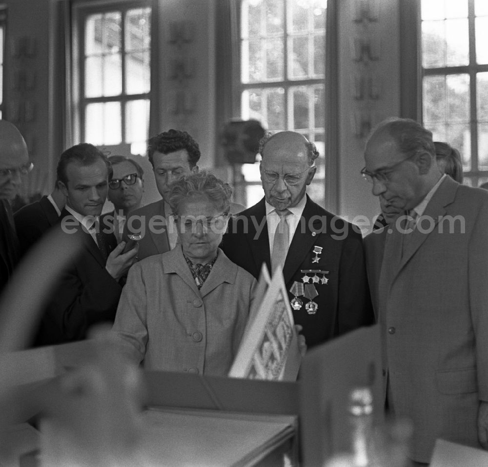 GDR picture archive: Berlin - Lotte Ulbricht at the ceremony for Walter Ulbricht's 7