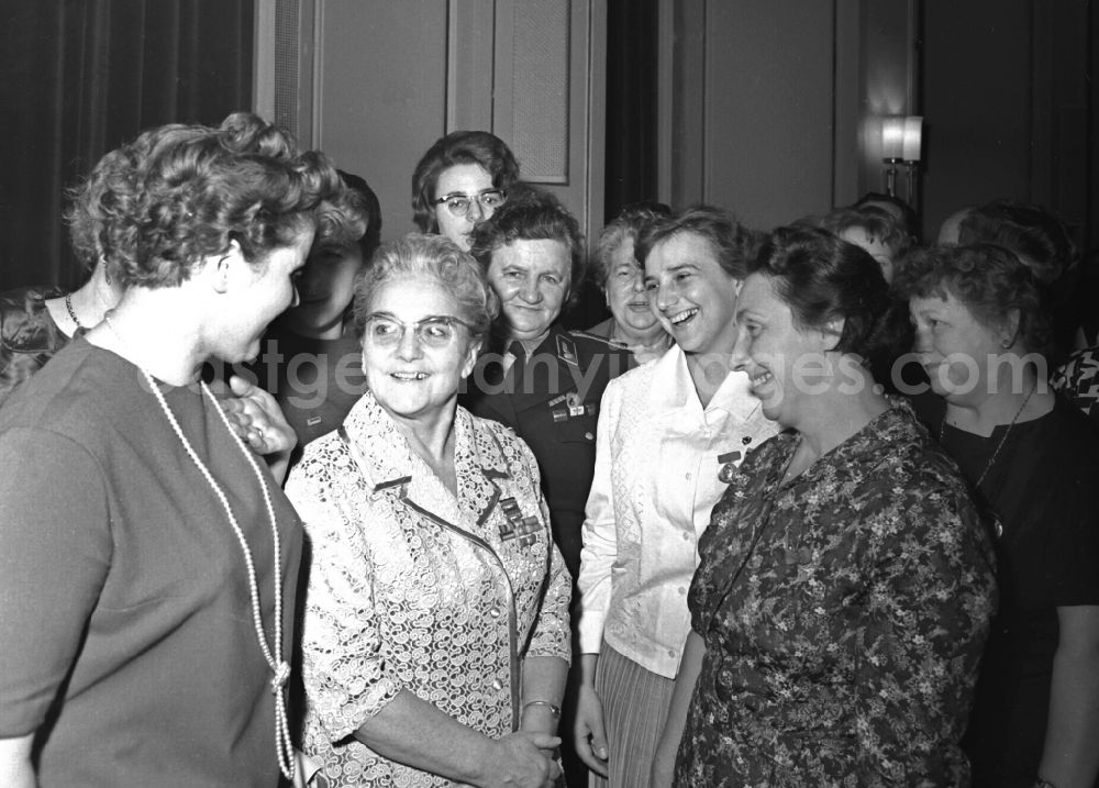 Berlin: Lotte Ulbricht, wife of the GDR's Party and State leader (2nd from left), talking to women during a official reception at the GDR State Council in Berlin Eastberlin on the territory of the former GDR, German Democratic Republic