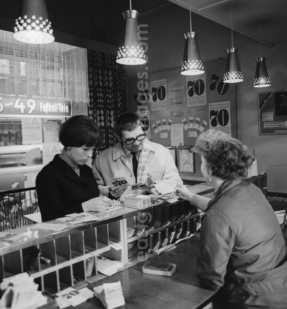 GDR image archive: Berlin - Mitte - Young couple in a lottery shop in Berlin - Mitte