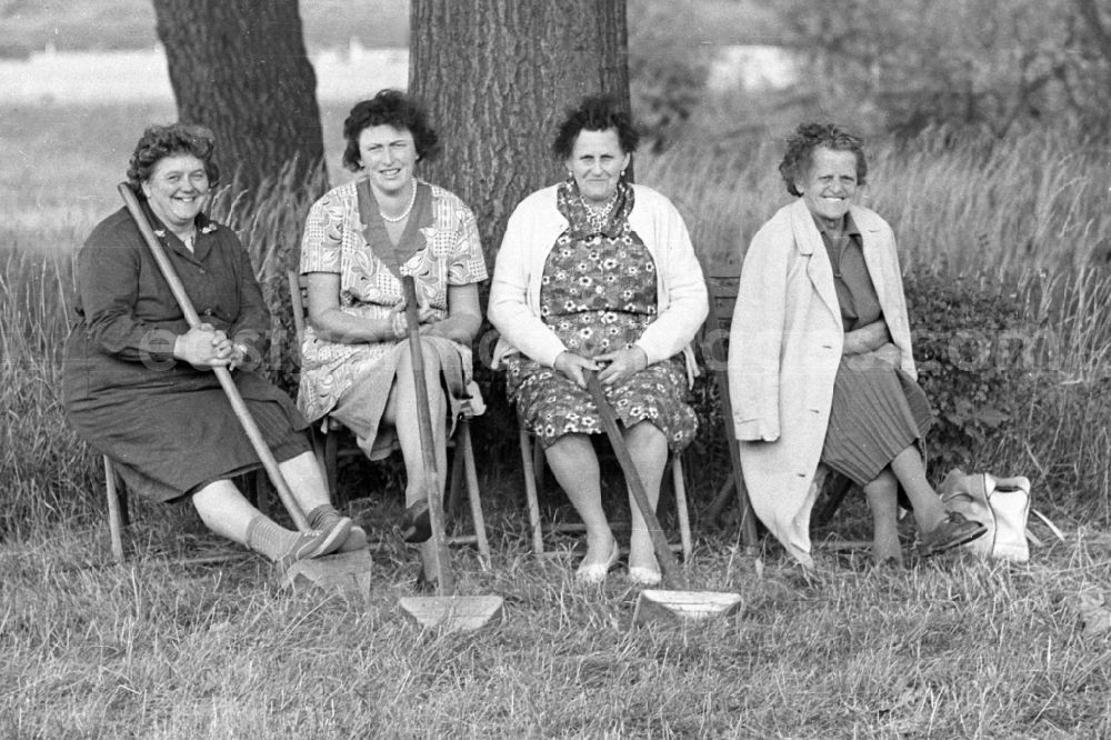 GDR photo archive: Magdeburg - Older women take a break in Magdeburg in the state Saxony-Anhalt on the territory of the former GDR, German Democratic Republic