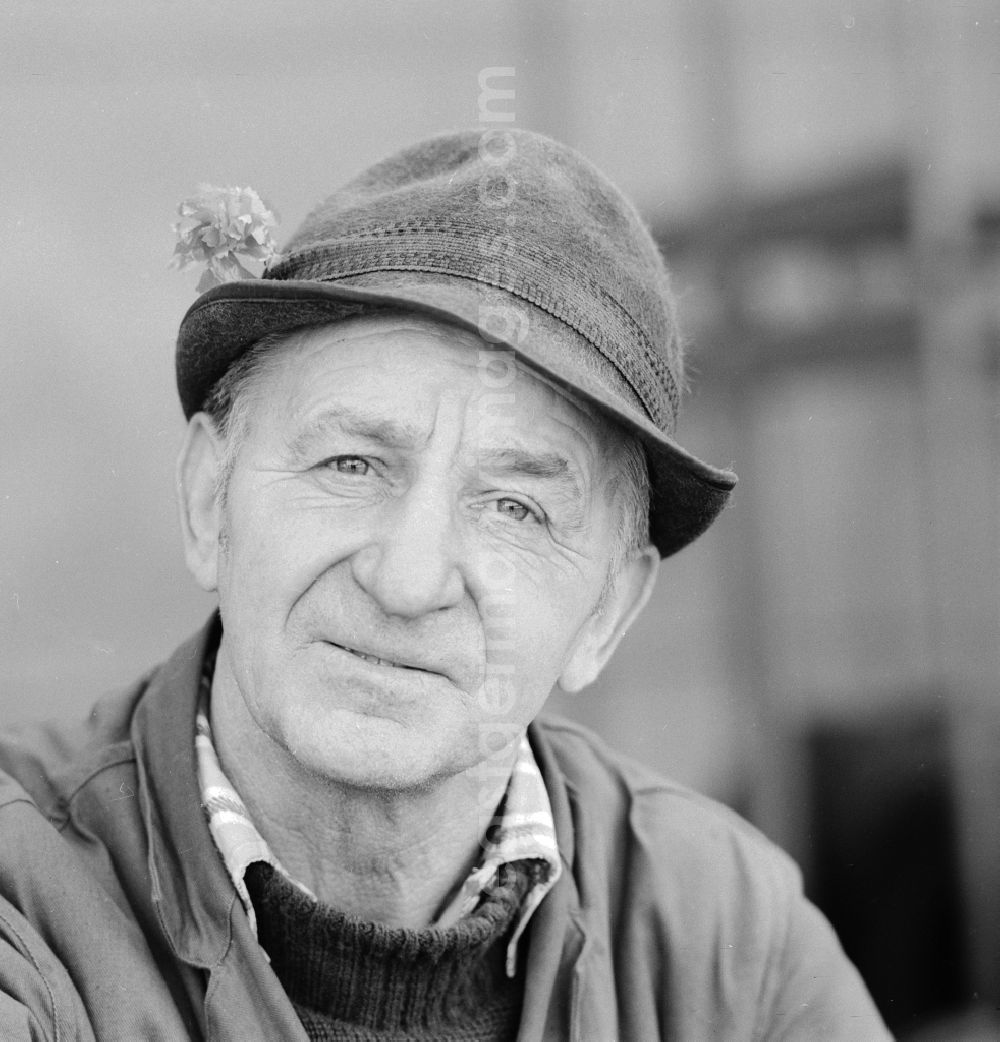 GDR image archive: Berlin - Elderly man with hat in Berlin