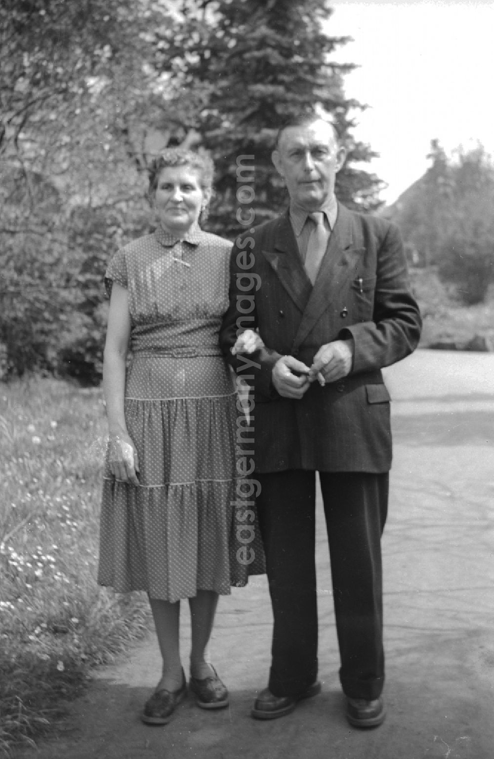 GDR photo archive: Arnstadt - Older married couple in Arnstadt in Thuringia in the area of the German empire, Germany