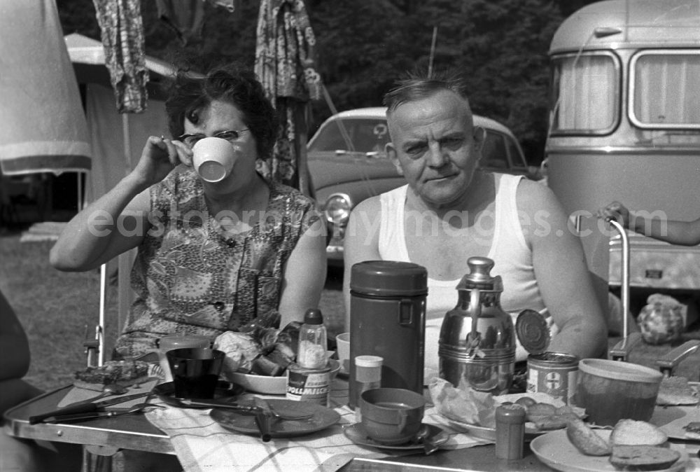 GDR image archive: Neuruppin OT Stendenitz - Mature couple having breakfast at the campsite On Rottstielfließ on Tornowsee in Brandenburg