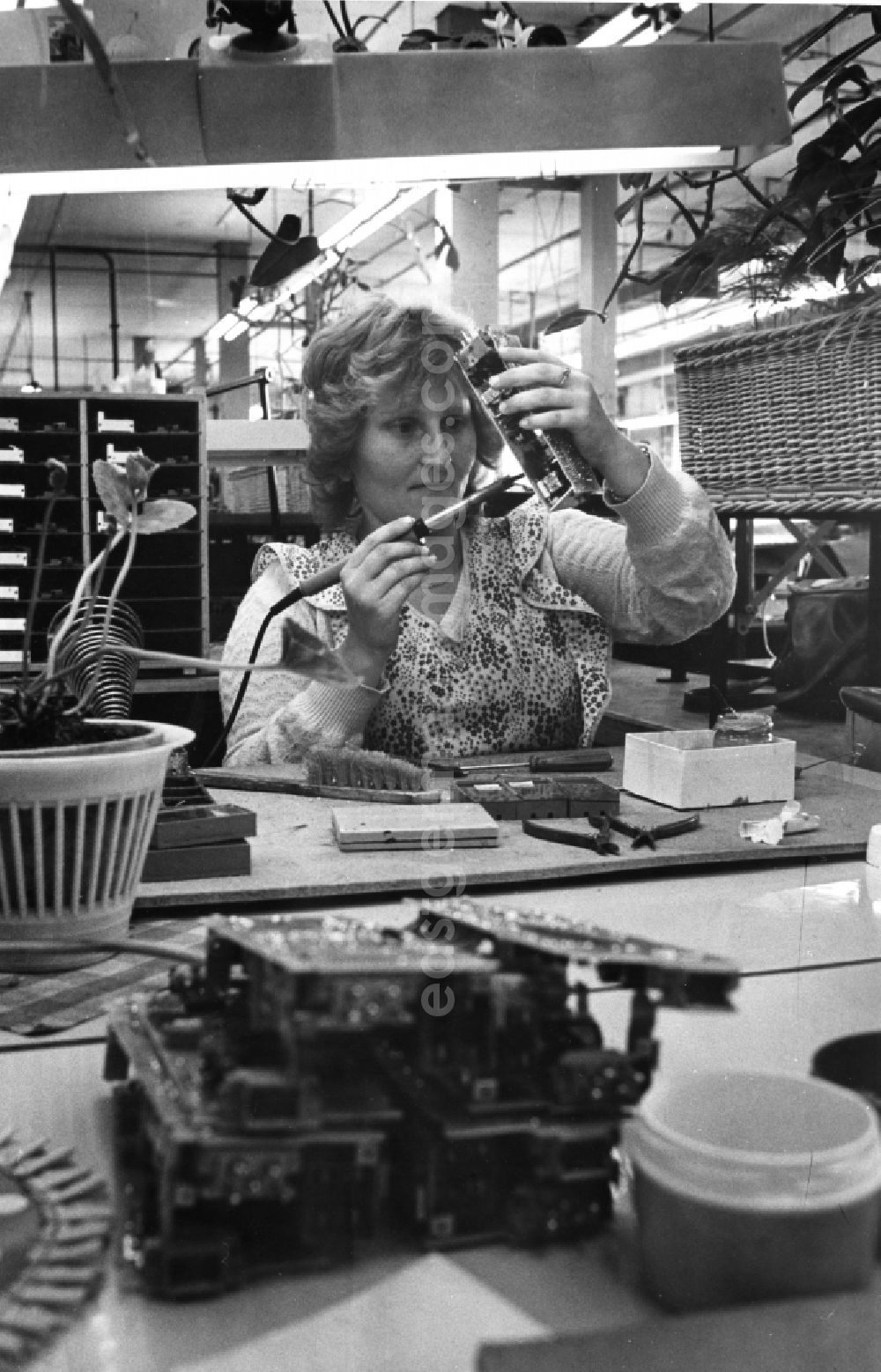 GDR image archive: Zella-Mehlis - Solder in the VEB Robotron electronics in Zella-Mehlis in the state of Thuringia in the area of the former GDR, German Democratic Republic