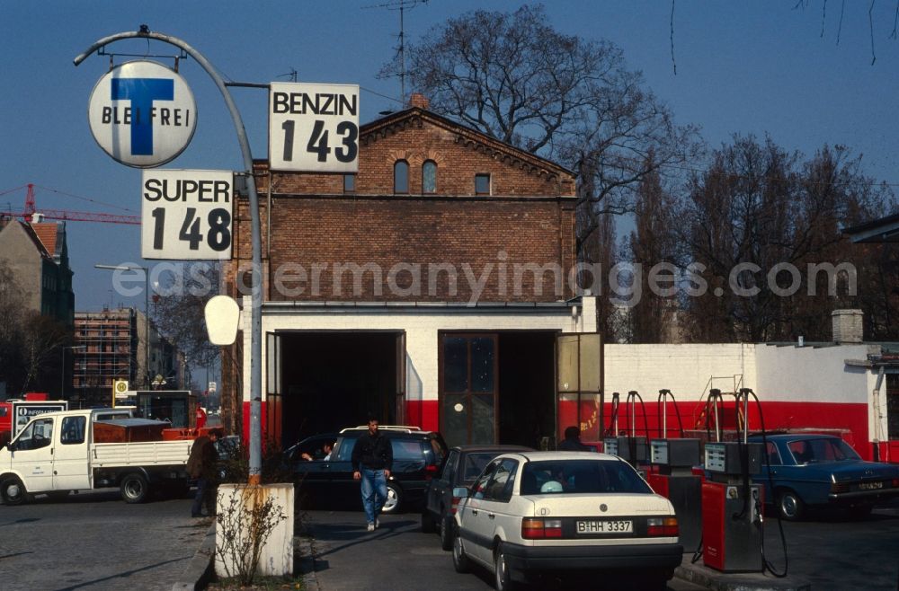 GDR image archive: Berlin - Kreuzberg - At the end of the Silesian street is the oldest petrol station in Berlin. The petrol station is a listed building