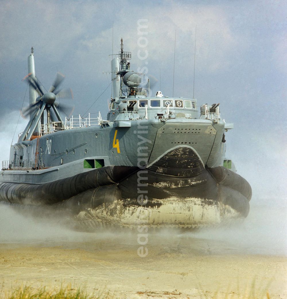GDR image archive: Peenemünde - Manöverübung der GSSD (Gruppe der Sowjetischen Streitkräfte in Deutschland) in Peenemünde. Ein Luftkissenboot der Aistklasse, auch Dzheryan Klasse genannt, Modell 1/700, Dragon 7