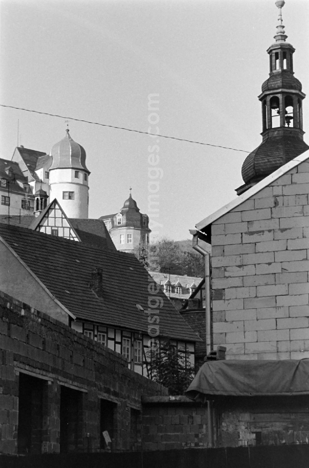 GDR picture archive: Südharz - View over a construction site on half-timbered houses, the Seigerturm and the castle in the climatic health resort Stolberg (Harz) South Harz in the federal state Saxony-Anhalt on the territory of the former GDR, German Democratic Republic
