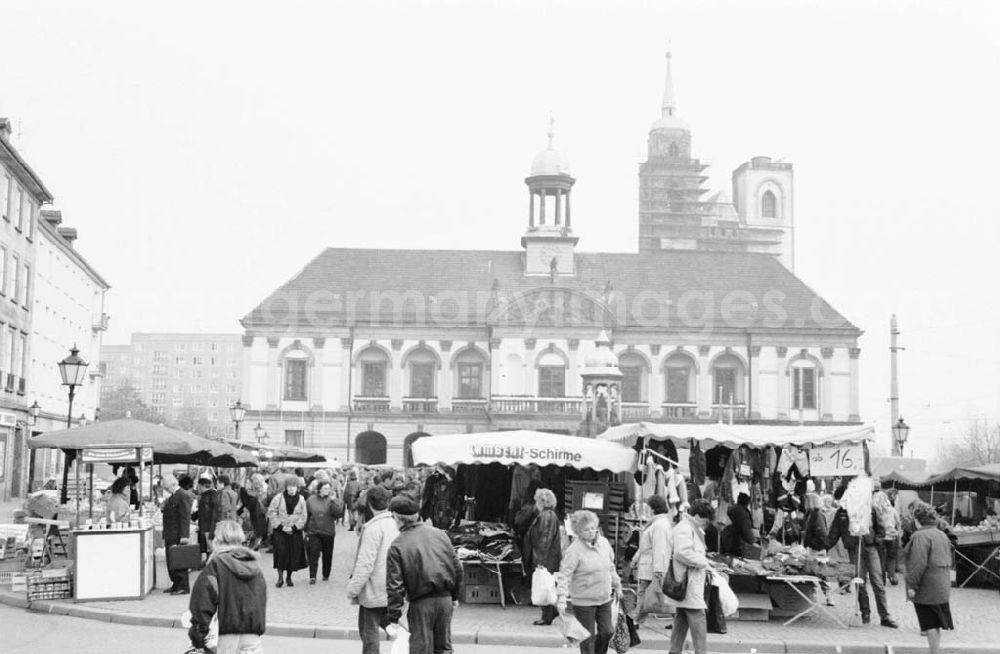 Sachsen-Anhalt: Magdeburg, Altermarkt mit Wochenmarkt, Rathaus im Hintergrund.