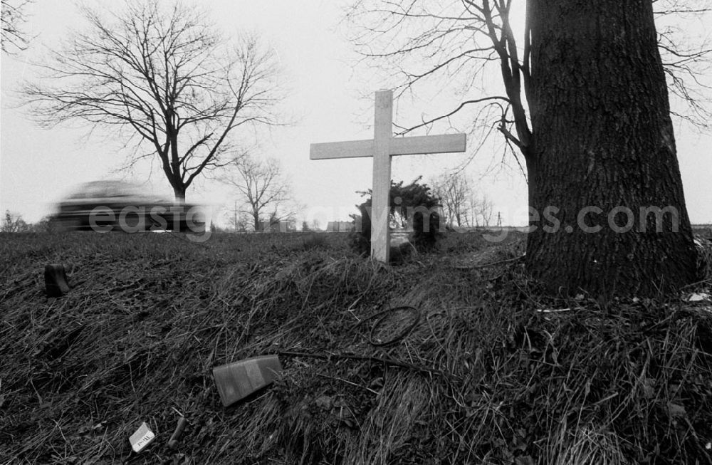 GDR photo archive: - Mahn-Kreuz (Unfall) an Graben Umschlagnummer: 7311