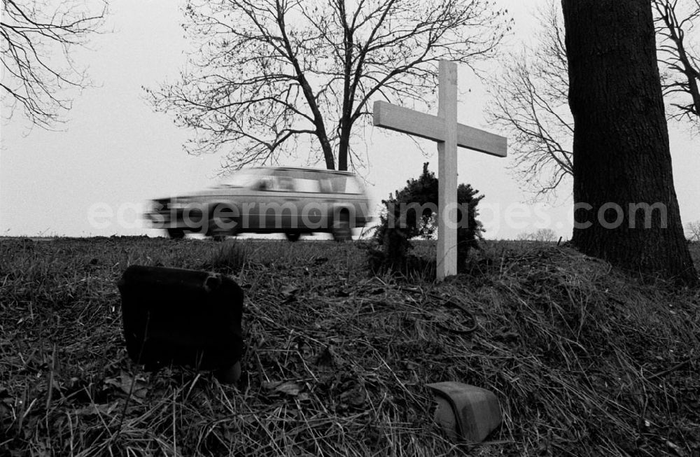 GDR picture archive: - Mahn-Kreuz (Unfall) an Graben Umschlagnummer: 7311