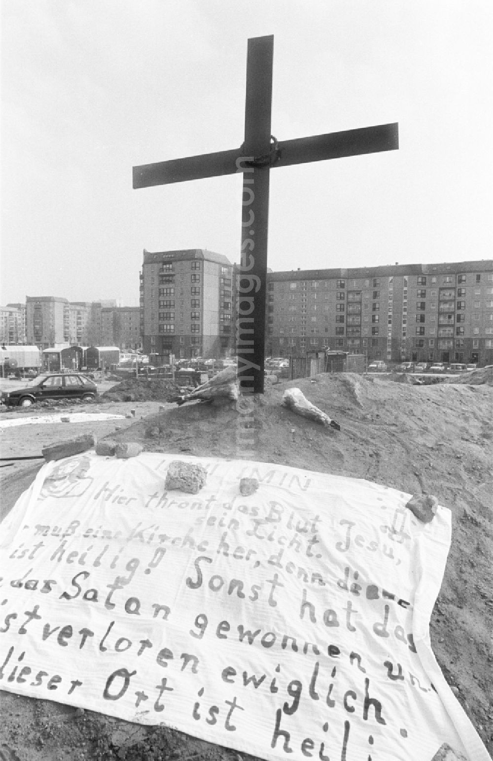 GDR image archive: Berlin - Warning and commemorative cross on the fragments and remains of the concrete bunker systems Fuehrerbunker - Reichskanzlei on Vossstrasse in the district Mitte in Berlin East Berlin on the territory of the former GDR, German Democratic Republic