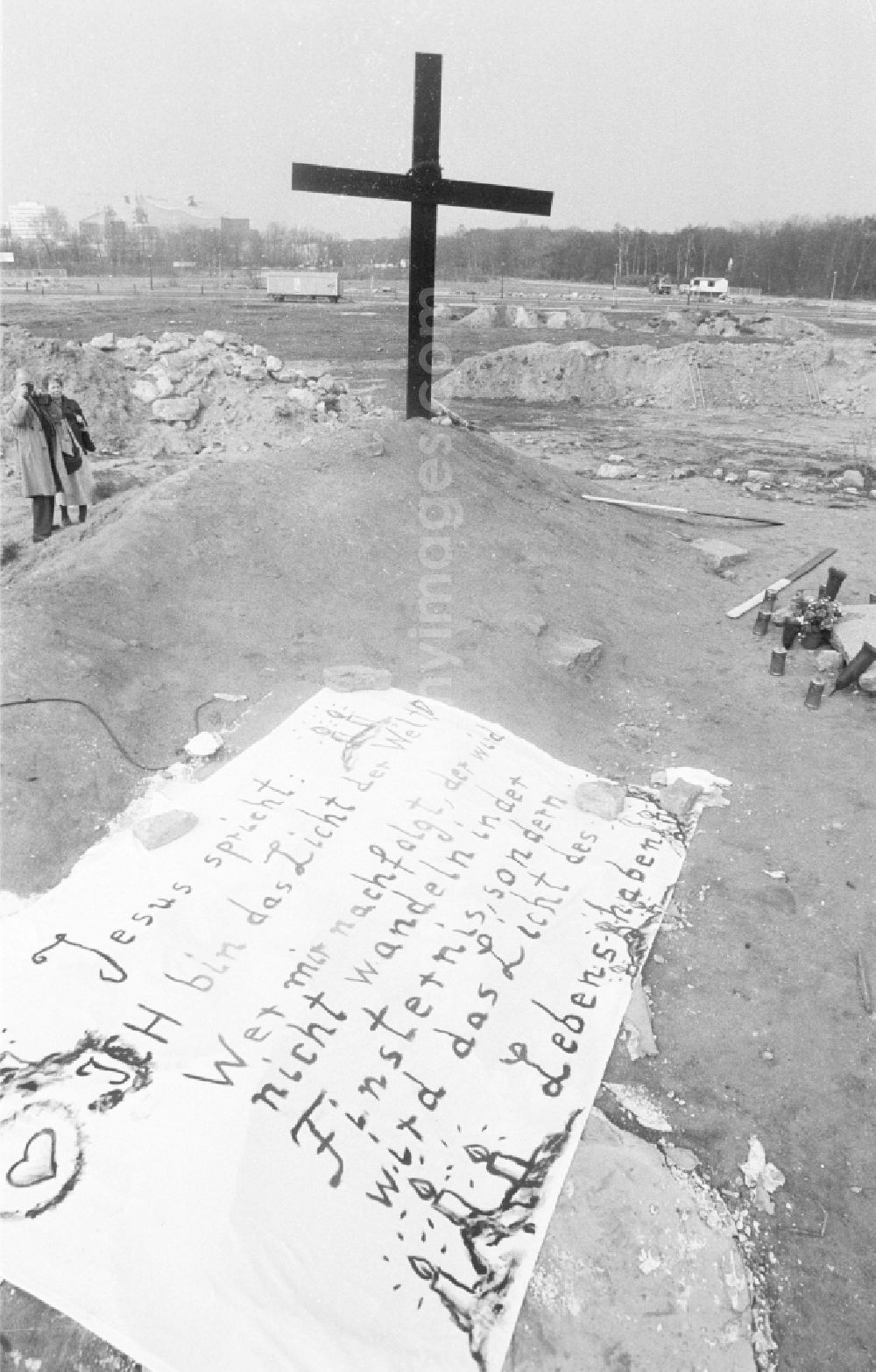 GDR photo archive: Berlin - Warning and commemorative cross on the fragments and remains of the concrete bunker systems Fuehrerbunker - Reichskanzlei on Vossstrasse in the district Mitte in Berlin East Berlin on the territory of the former GDR, German Democratic Republic