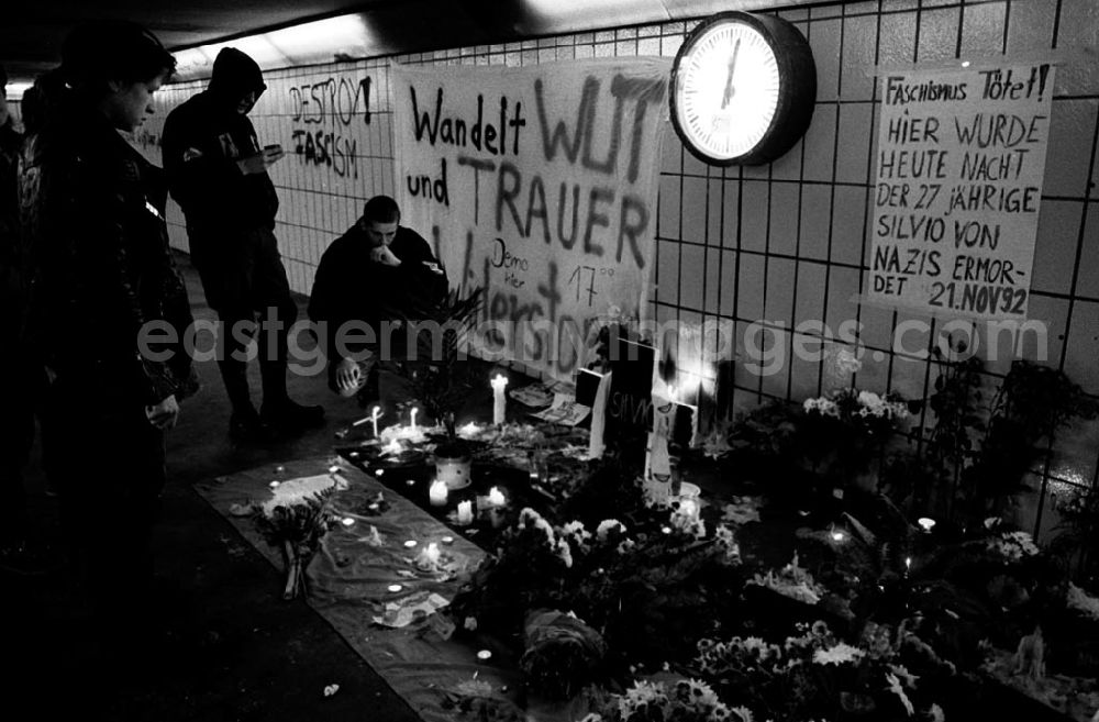 Berlin-Lichtenberg: Mahnwache für ermordeten Hausbesetzer Samariterstr. 22.11.92