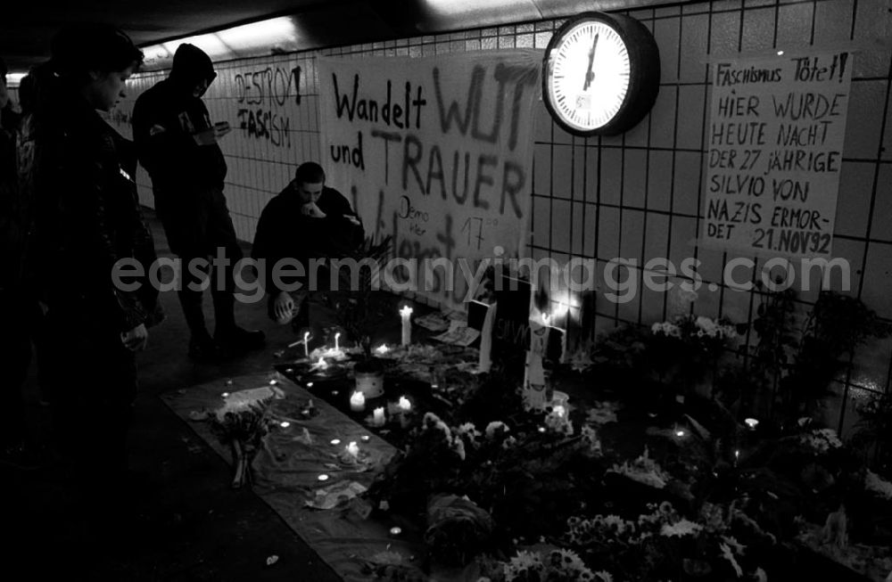 GDR image archive: Berlin-Lichtenberg - Mahnwache für ermordeten Hausbesetzer Samariterstr. 22.11.92