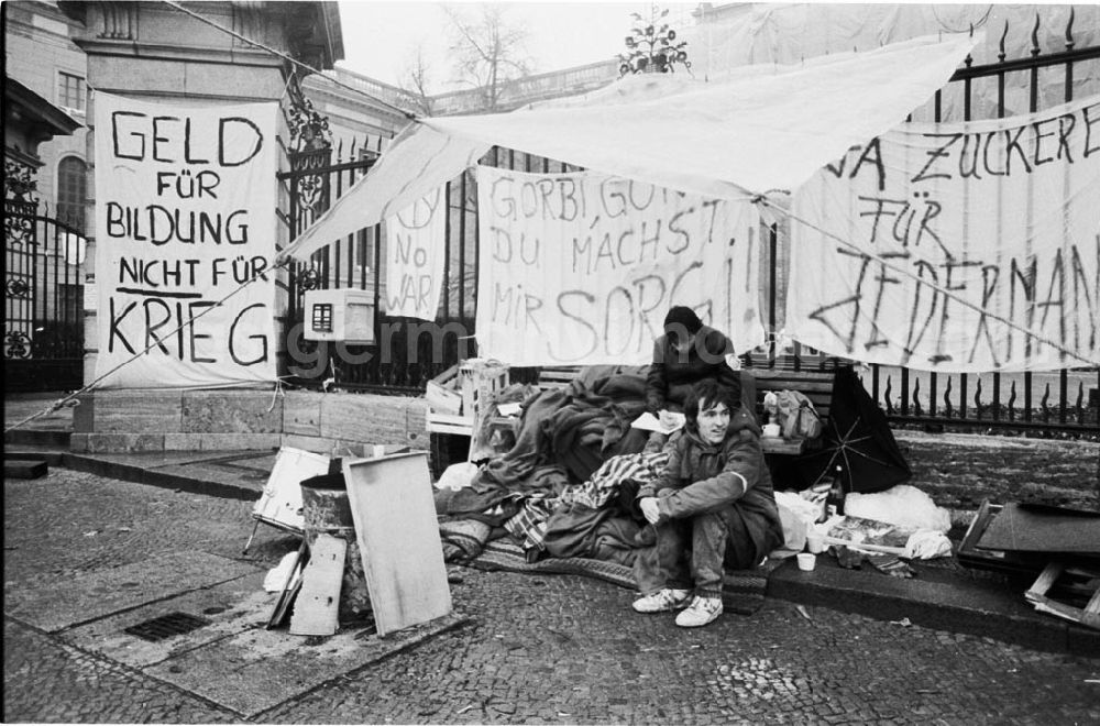 GDR image archive: Berlin -MItte - Mahnwache vor der Humboldt-Uni