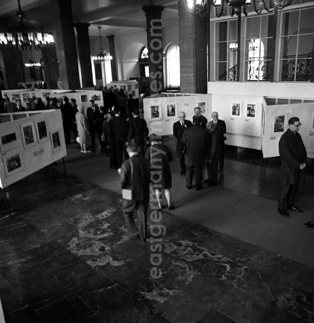 Berlin: Mai 1966 Arbeitsfotografie Ausstellung im Museum für deutsche Geschichte. Deutsches Historisches Museum - GmbH Unter den Linden 2 10117 Berlin Telefon: +49 - (0)30 - 20304 - 0 Telefax: .+49 - (0)30 - 203