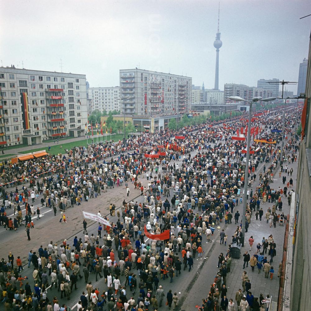 Berlin: Tausende Menschen mit Transparenten und Plakaten laufen zur traditionellen Demonstration in der Hauptstadt der DDR am 1. Mai 1975, dem Internationalen Kampf- und Feiertag der Werktätigen für Frieden und Sozialismus, auf der Berliner Karl-Marx-Allee in Richtung Alexanderplatz.