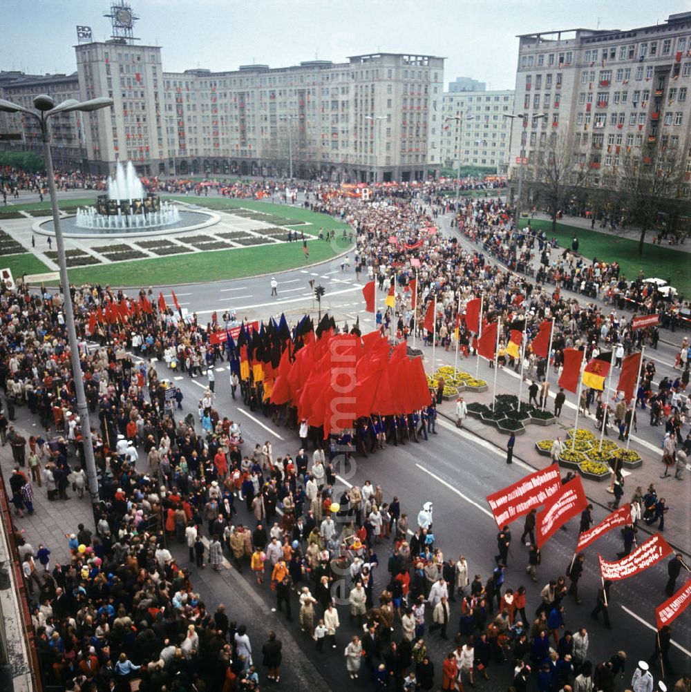 GDR picture archive: Berlin - Tausende Menschen - teils mit Plakaten, Transparenten und Fahnen - laufen zur traditionellen Demonstration in der Hauptstadt der DDR am 1. Mai 1974, dem Internationalen Kampf- und Feiertag der Werktätigen für Frieden und Sozialismus, auf der Berliner Karl-Marx-Allee am Strausberger Platz in Richtung Alexanderplatz.