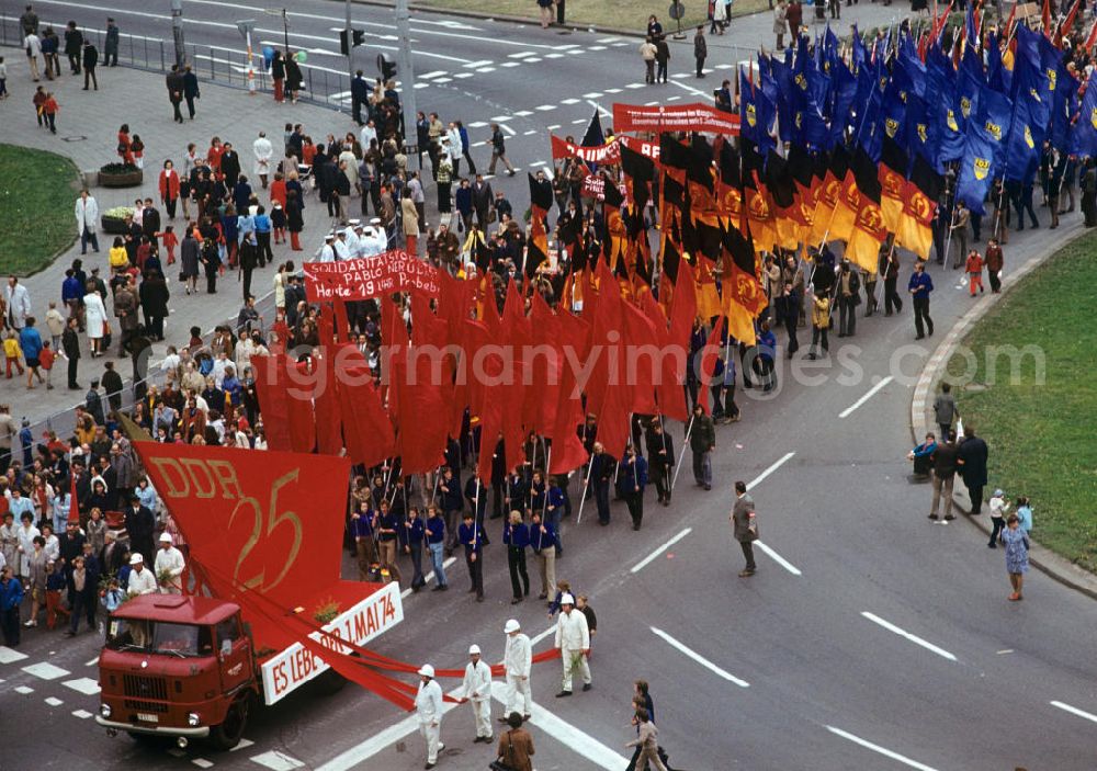 GDR photo archive: Berlin - FDJ-, DDR- und Rote Fahnen werden hinter einem roten LKW W5