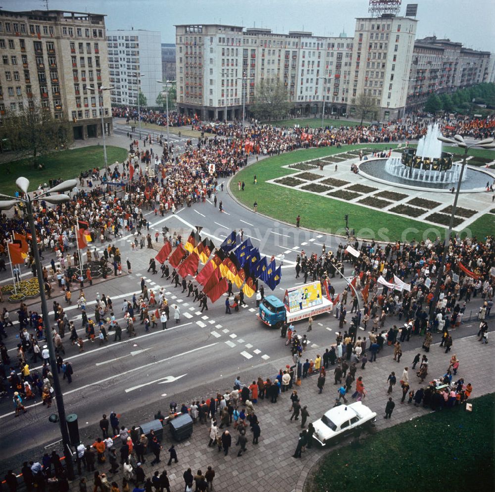 Berlin: Tausende Menschen - teils mit Plakaten, Transparenten und Fahnen - laufen zur traditionellen Demonstration in der Hauptstadt der DDR am 1. Mai 1974, dem Internationalen Kampf- und Feiertag der Werktätigen für Frieden und Sozialismus, auf der Berliner Karl-Marx-Allee am Strausberger Platz in Richtung Alexanderplatz.