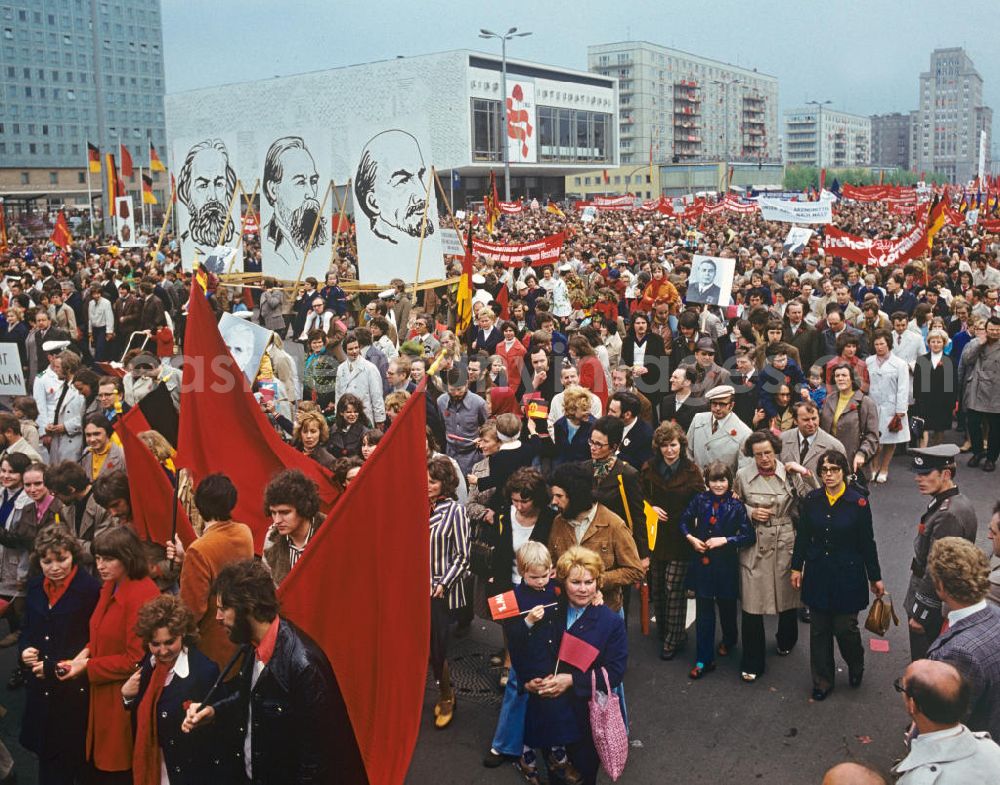 GDR photo archive: Berlin - Die Bildnisse von Marx, Engels und Lenin werden zwischen Fahnen und Transparenten zur traditionellen Demonstration in der Hauptstadt der DDR am 1. Mai 1974, dem Internationalen Kampf- und Feiertag der Werktätigen für Frieden und Sozialismus, in die Höhe gehalten, aufgenommen auf der Berliner Karl-Marx-Allee in Höhe des Kino International.