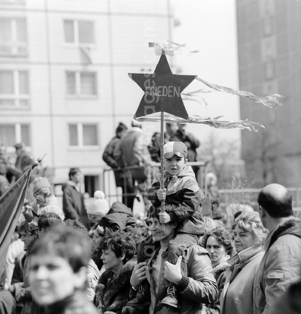 GDR photo archive: Berlin - Enthusiastic GDR citizens with children and family at the May 1 demonstration in Berlin, the former capital of the GDR, German Democratic Republic