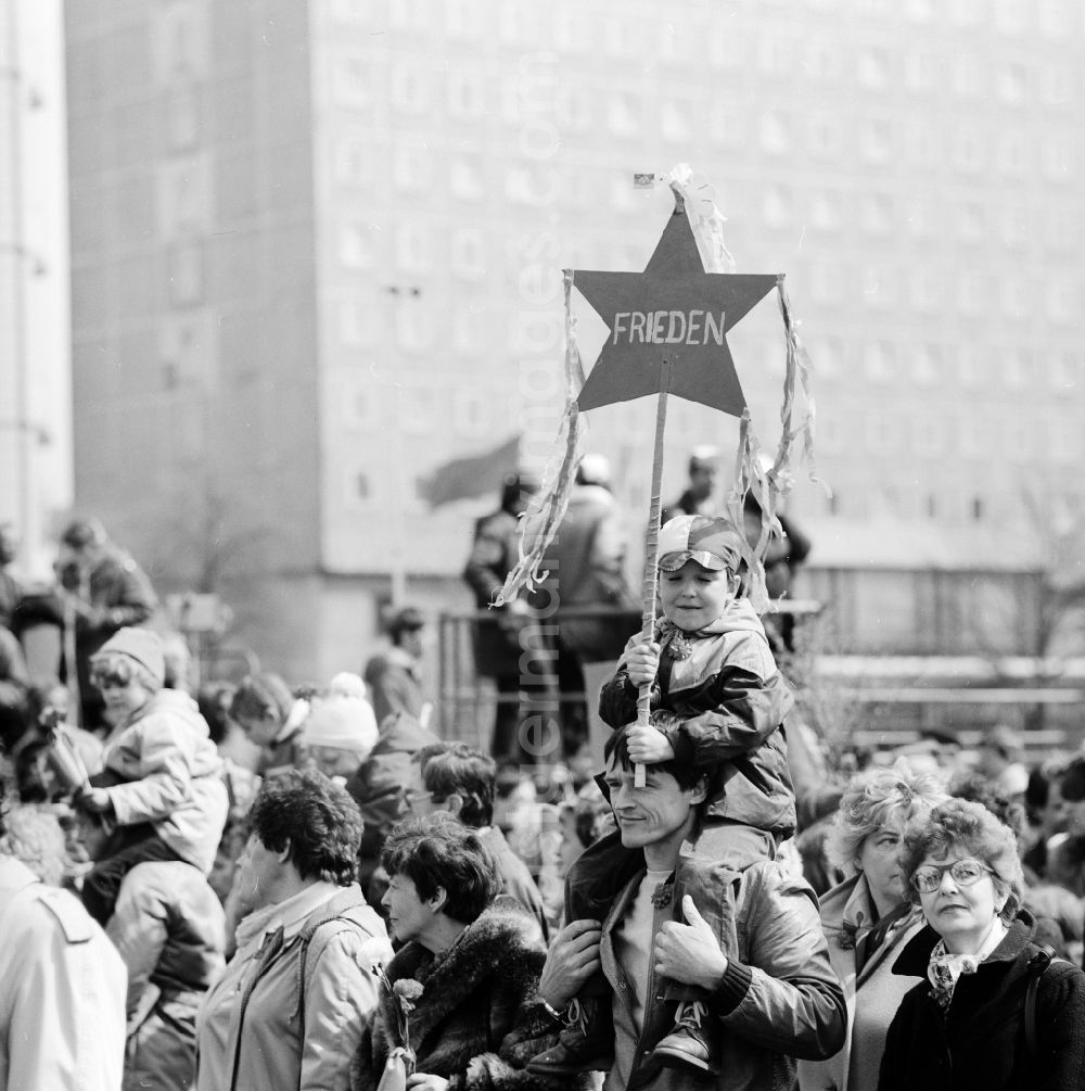 GDR picture archive: Berlin - Enthusiastic GDR citizens with children and family at the May 1 demonstration in Berlin, the former capital of the GDR, German Democratic Republic