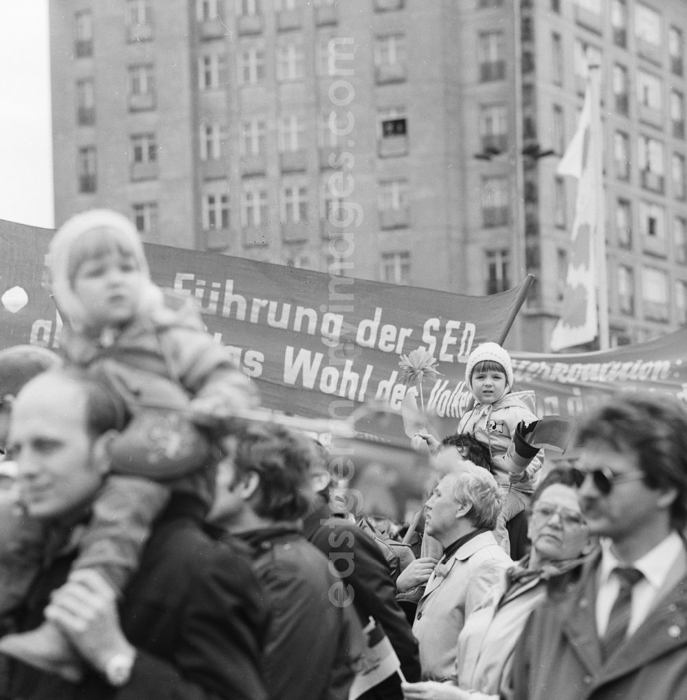 Berlin: Enthusiastic GDR citizens with children and family at the May 1 demonstration in Berlin, the former capital of the GDR, German Democratic Republic