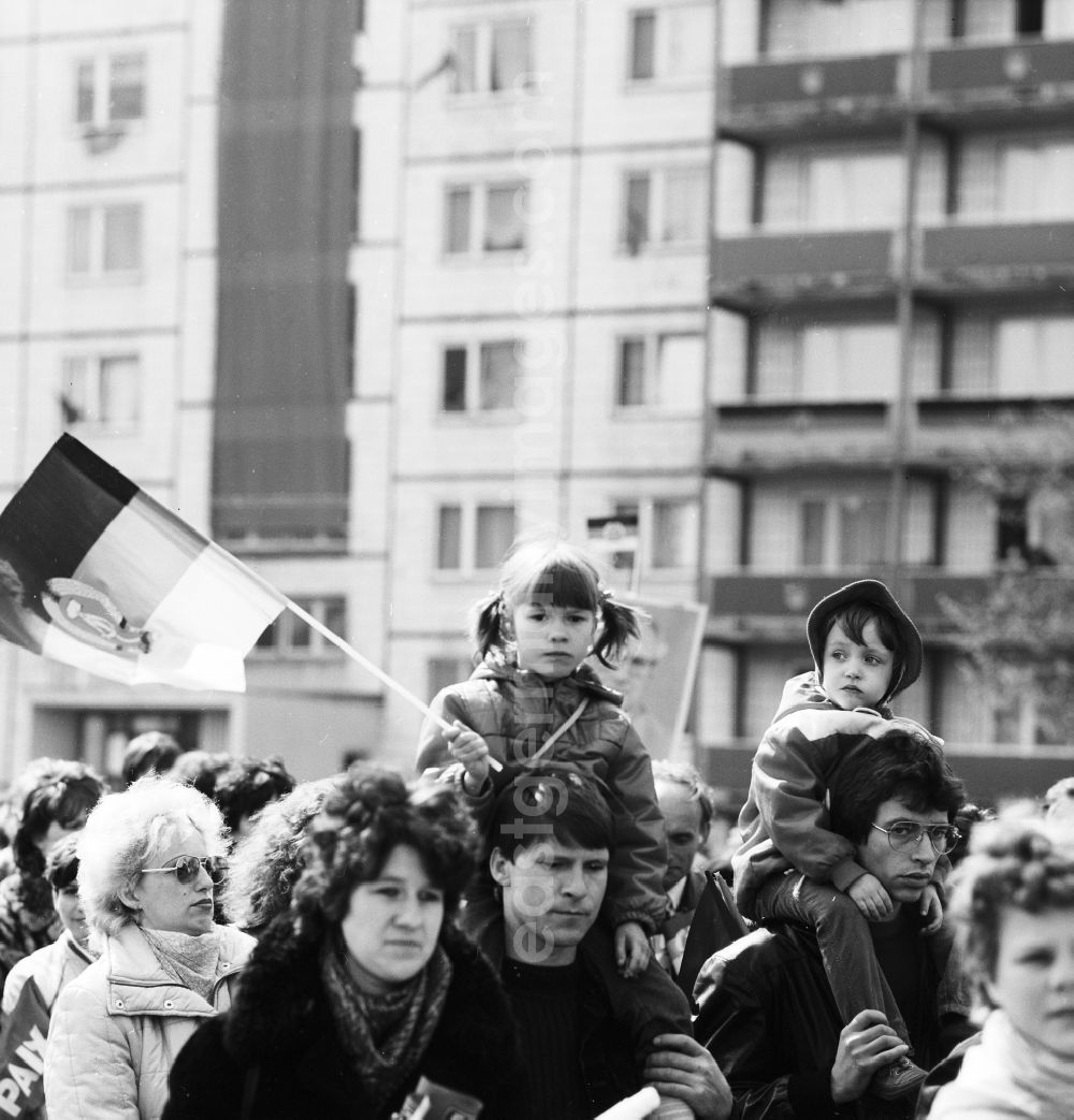 GDR image archive: Berlin - Enthusiastic GDR citizens with children and family at the May 1 demonstration in Berlin, the former capital of the GDR, German Democratic Republic