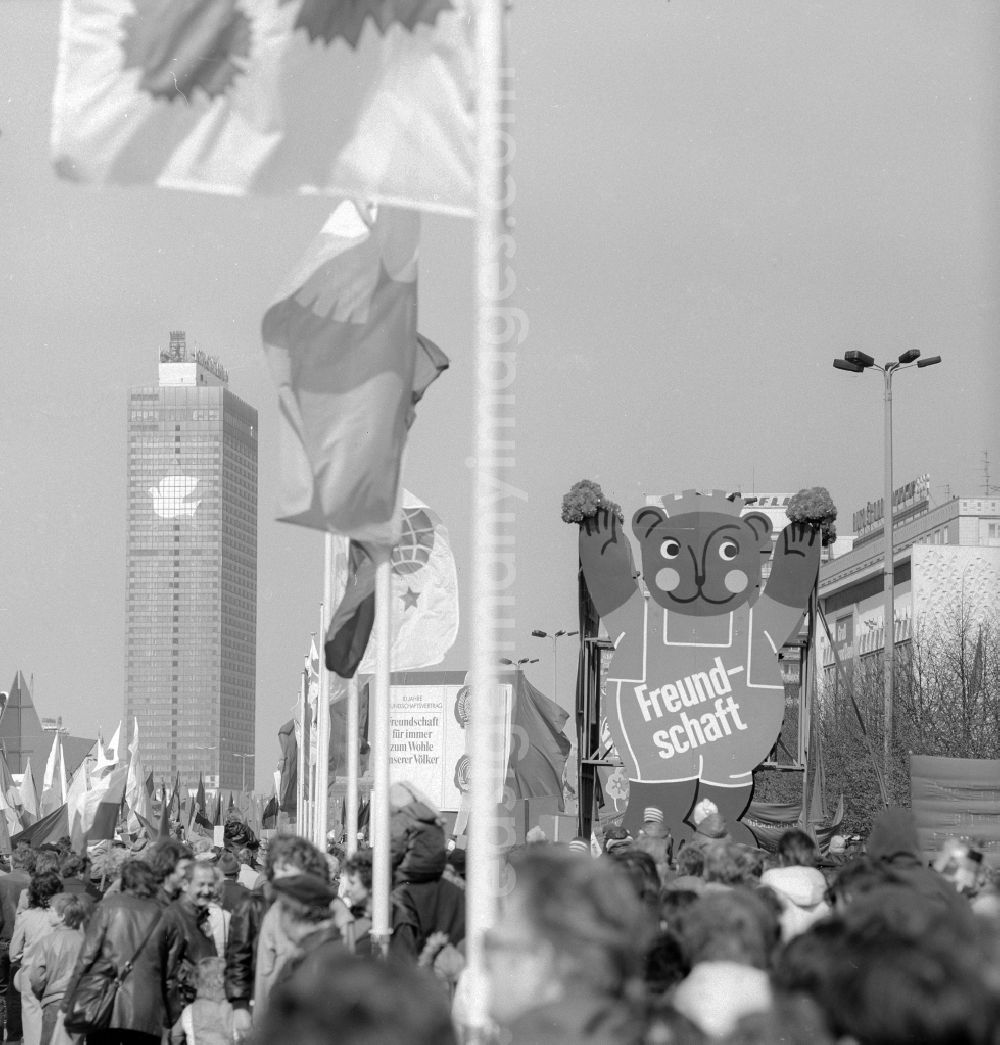 GDR photo archive: Berlin - Enthusiastic GDR citizens with children and family at the May 1 demonstration in Berlin, the former capital of the GDR, German Democratic Republic