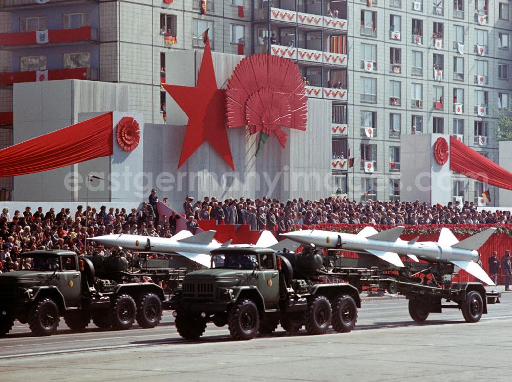 GDR image archive: Berlin - Militärparade der Nationalen Volksarmee (NVA) anläßlich der traditionellen Demonstration in der Hauptstadt der DDR am 1. Mai 1975, dem Internationalen Kampf- und Feiertag der Werktätigen für Frieden und Sozialismus, aufgenommen auf der Berliner Karl-Marx-Allee.