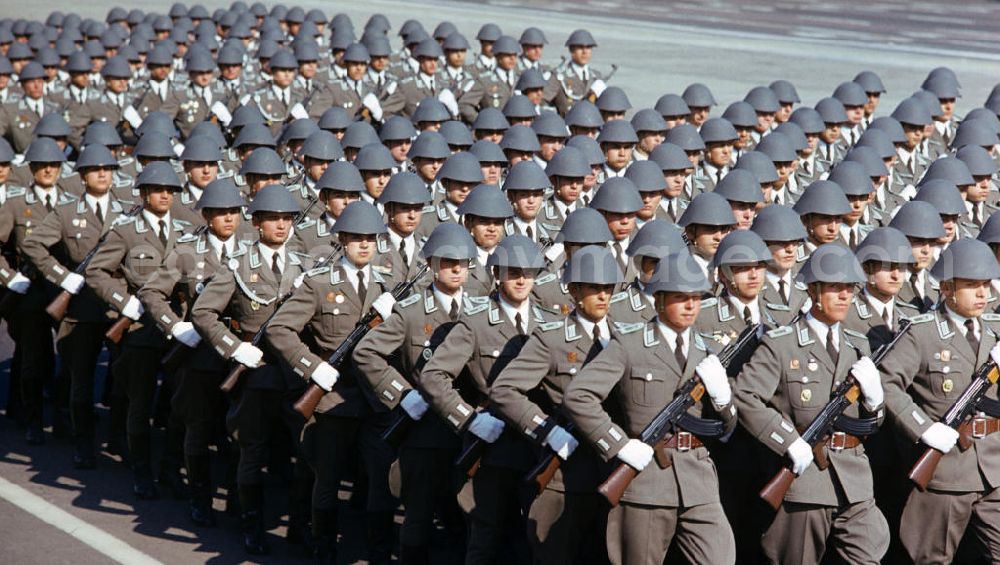 GDR image archive: Berlin - Soldaten der Nationalen Volksarmee (NVA) präsentieren sich im Gleichschritt zur traditionellen Demonstration in der Hauptstadt der DDR am 1. Mai 1975, dem Internationalen Kampf- und Feiertag der Werktätigen für Frieden und Sozialismus.