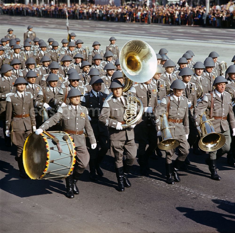 Berlin: Music Corps of the National People's Army (NVA) on the Berlin Karl-Marx-Allee on the occasion of the traditional demonstration in the capital of the GDR, the International Workers' Day for Peace and Socialism.