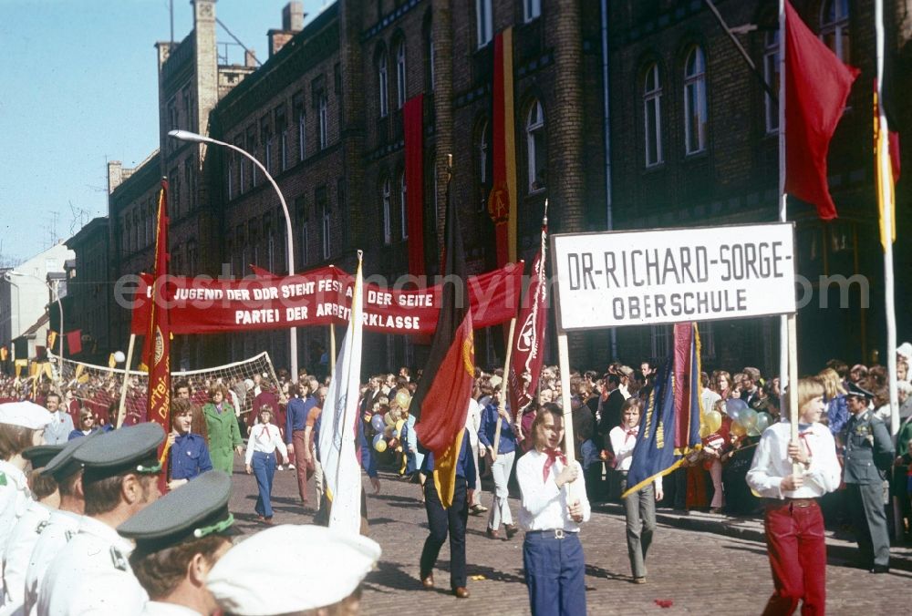 GDR image archive: Neustrelitz - 1st May Demonstration in Neustrelitz in Mecklenburg-Vorpommern in the territory of the former GDR, German Democratic Republic