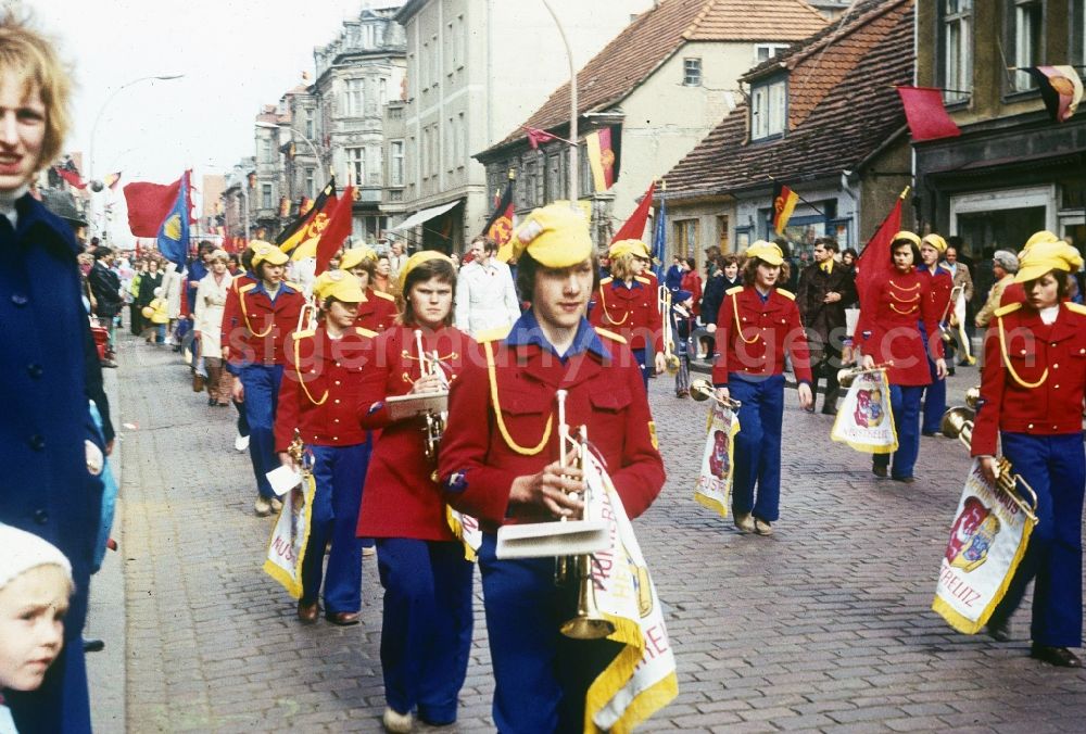 GDR picture archive: Neustrelitz - 1st May Demonstration in Neustrelitz in Mecklenburg-Vorpommern in the territory of the former GDR, German Democratic Republic. Here the minstrel train of the pioneer house Heinrich Rau