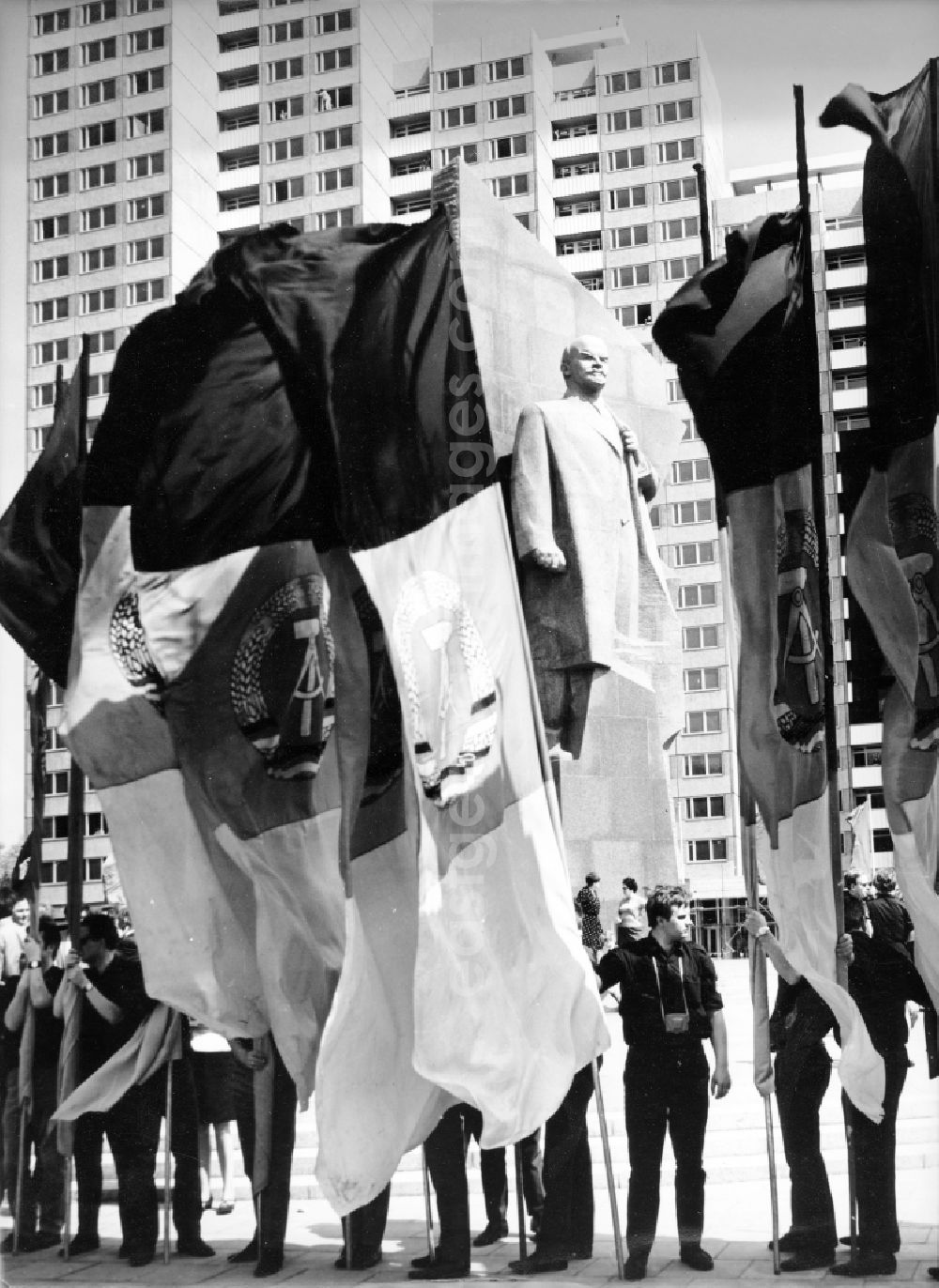 Berlin: GDR flags at the public square Platz der Nationen before the Lenin monument in Berlin-Friedrichshain on May Day. Bestmögliche Qualität nach Vorlage!