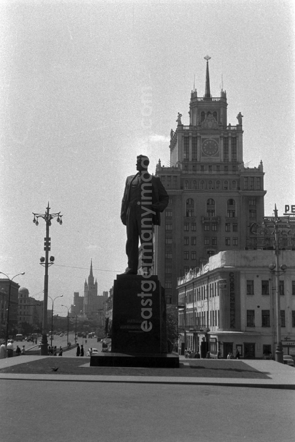 GDR picture archive: Moskau - A monument to Vladimir Mayakovsky in the center of Moscow. In the background, the State Theatre Academy is to see