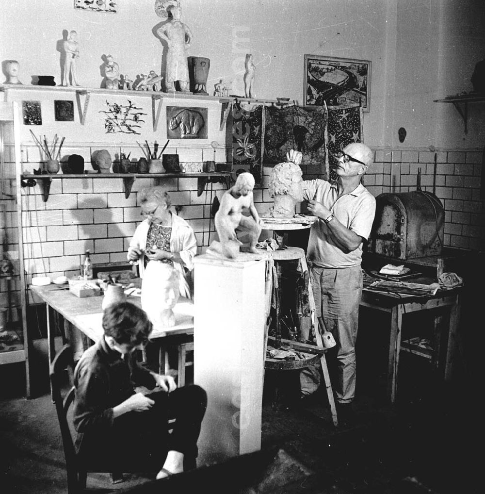 GDR photo archive: Berlin - Mal - und Plastikzirkel Schöneweide. Künstler Bildhauer beim arbeiten / modelieren mit Ton in Werkstatt.